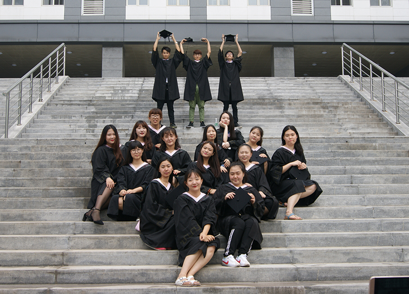 学生毕业合影