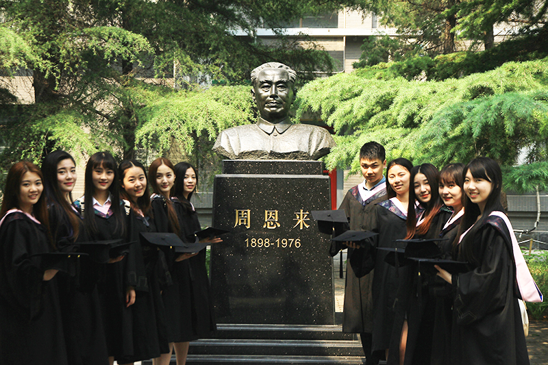 学生毕业合影