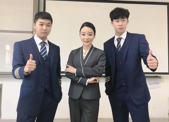 学生课间合影