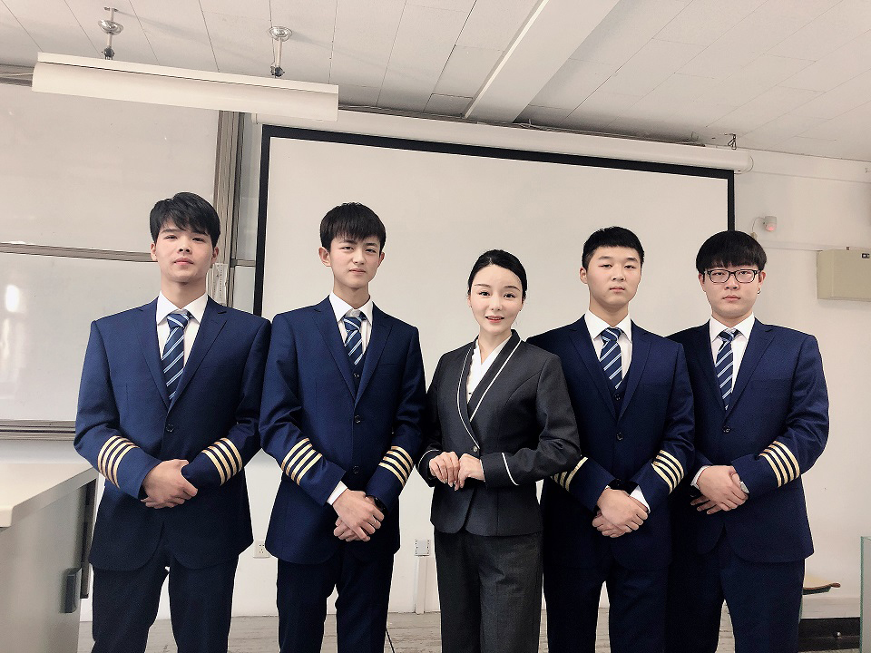 学生课间合影